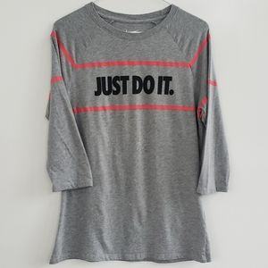 NIKE~Grey WOMEN'S Athletic/Casual Top Size Large